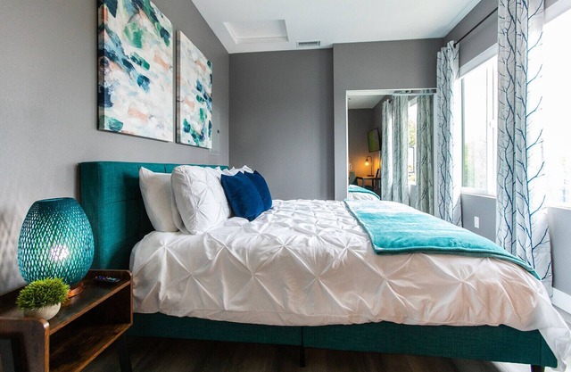 Live Like a Local - Walk to Dining, Shops & Park