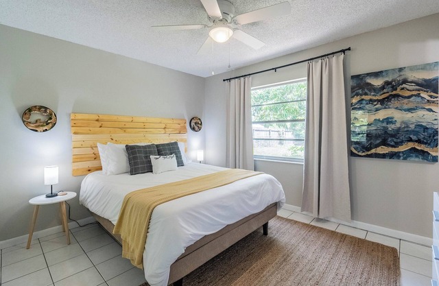 Live Oak Oasis - Getaway Close to Legoland! Sleeps 8 Guests, Fenced yard, Games