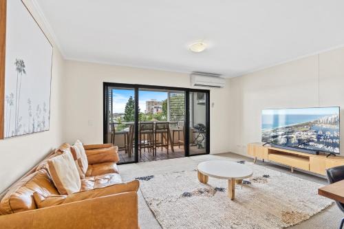 Live the Brisbane Life, 5 Min to Felons