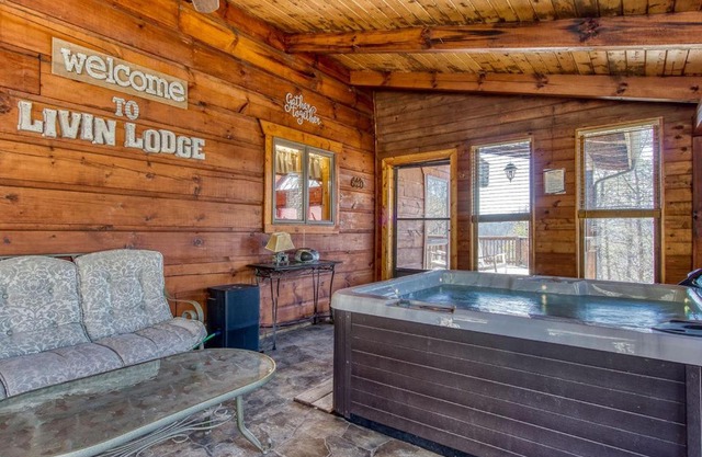 Livin' Lodge, Hot Tub, WIFI, 685 FREE tickets each paid day, Pool Table, WIFI!