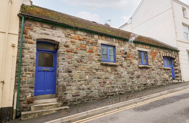 LLYS-YR-ONNEN, family friendly, with a garden in Carmarthen