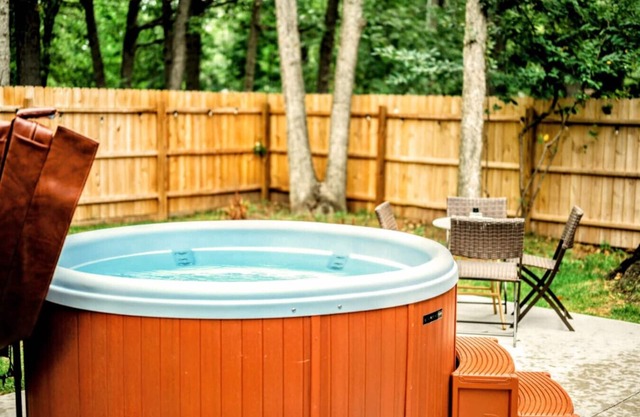 Locally Owned 2BR w/ Hot Tub