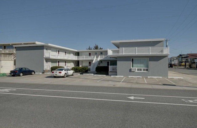 Ubicado en el corazón de Stone Harbor, a solo 3 cuadras de la zona comercial del centro de la calle 96 y a 1-1 / 2 cuadras de la playa.