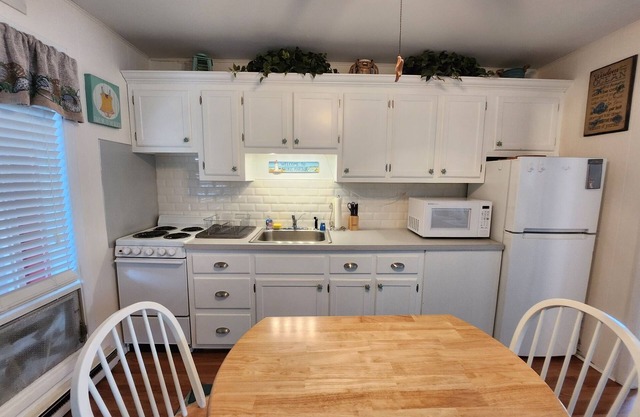 Located in the heart of Stone Harbor, you will find Courtyard Condominiums.