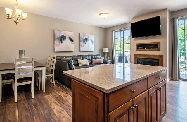 Location! Beautiful Townhome- Only 2 blocks to Notre Dame-sleep 10