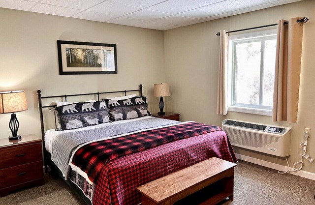 Lodge Hotel H3 · Hotel Resort Room w king bed, pool Ski Loon Mtn