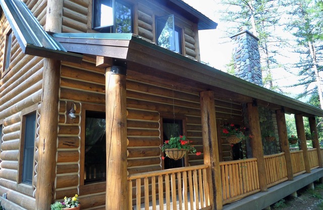 Presentar como casa de madera en el río Flathead