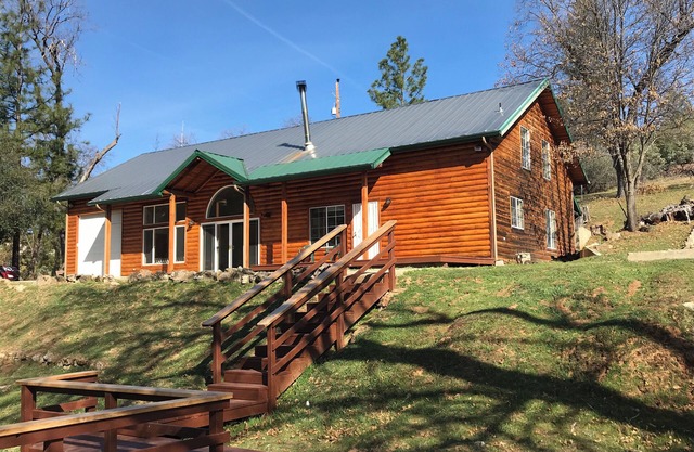 Loft Cabin con hermosa terraza cerca de Bass Lake