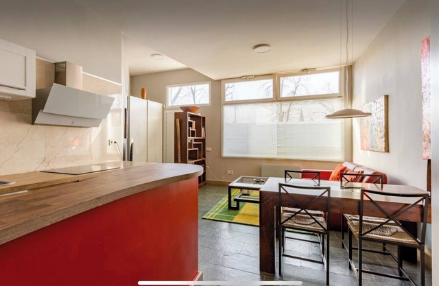Loft alto standing a 15 min. de Cibeles, a 15 del Wanda y a 20 del aeropuerto.