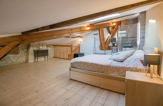 Loft-like and cozy vacation apartment in a charming house made of white Bordeaux stone.