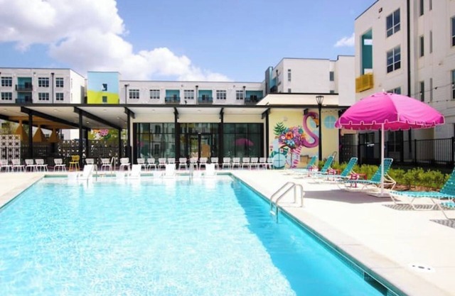 Loft w/ 2 double suite 5 minutes walk to belt line