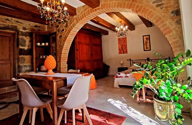 Loft with flowered courtyard in Val d'Orcia Radicofani