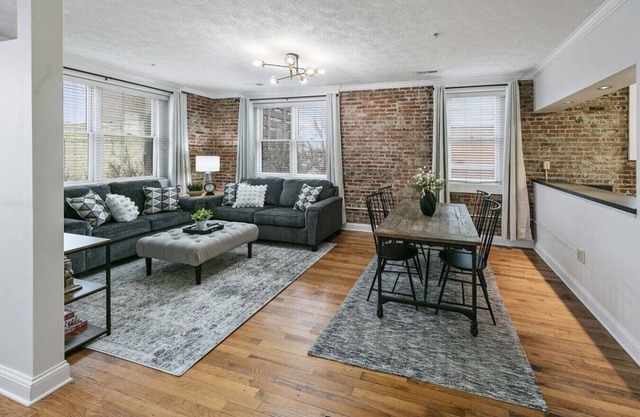 Lofty Expectations - Gorgeous Studio Loft Downtown