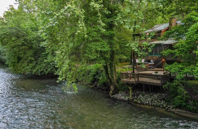 Cabina frente al río con un concepto abierto, Lofty Pines On The Cartecay es su escapada romántica. No mascota