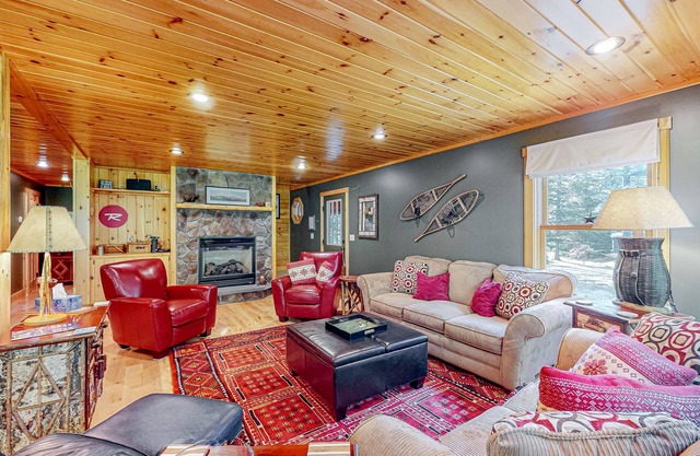 Log cabin 1 mile from Sunday River with hot tub, fireplace & Ping-Pong