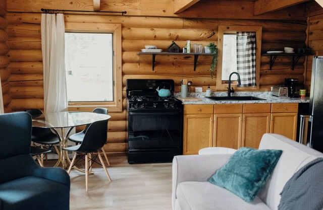 Log Cabin In Quiet Neighborhood!