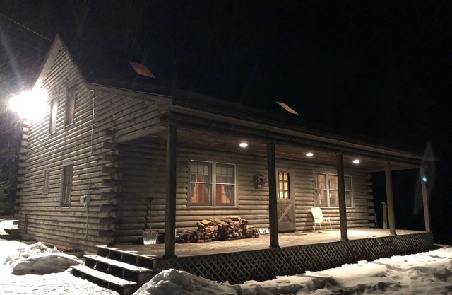 Cabaña de madera en el bosque en el corazón de Ski Country