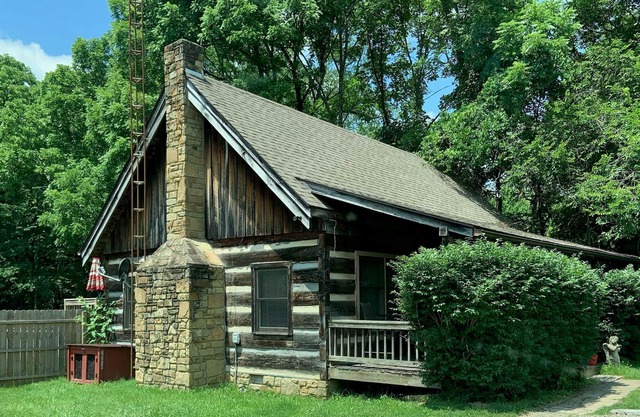 Log cabin, pets, close to Nashville.