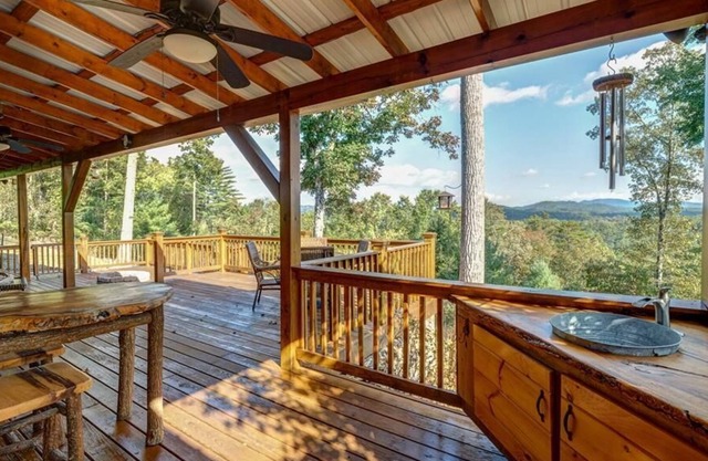 LOG CABIN W/LONG-RANGE MOUNTAIN VIEWS! HUGE DECK W/FIRE PIT & GRILL. DISCOUNTS!