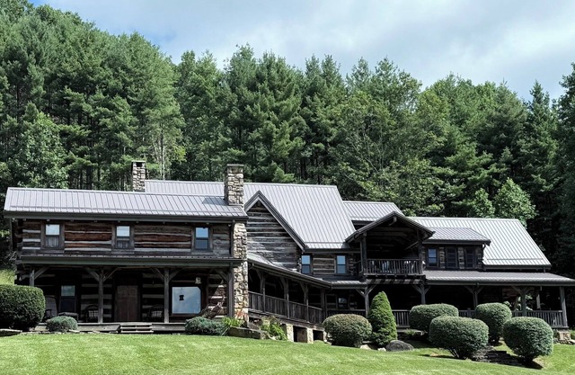 Log Cabin with Mountain Views, Hot Tub & Huge Yard