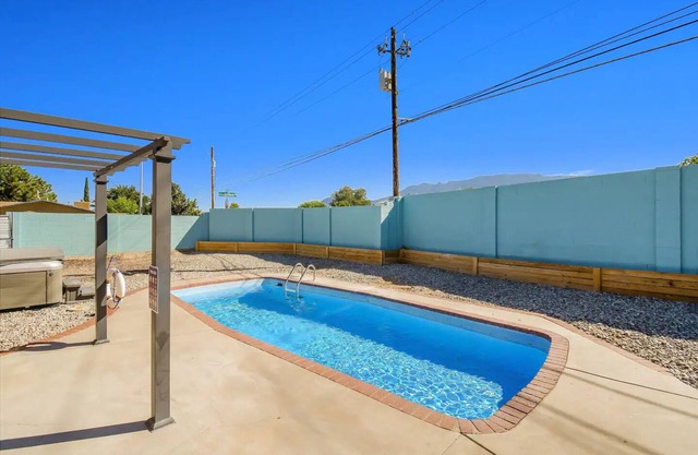 Loma NE Heights 3 bedroom with Heated Pool/HotTub!
