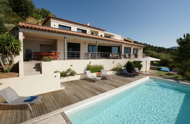 Gran villa de lujo arquitecto de 300 m2, 5 *, vistas al mar / golf, piscina climatizada, hammam