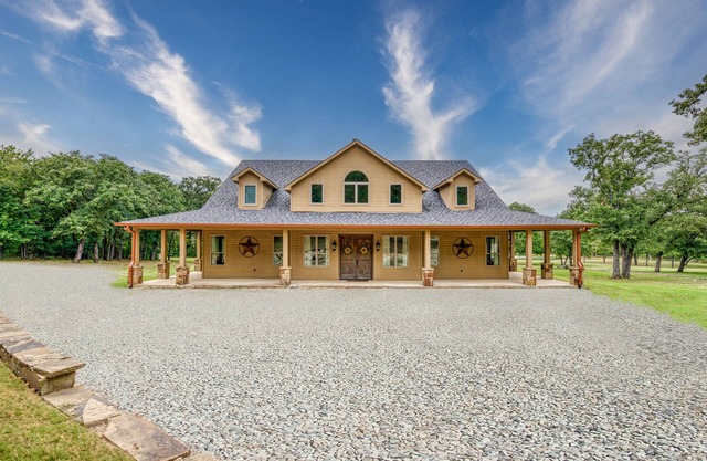 ¡Fantástica cabaña de campo grande en 18 acres arbolados!