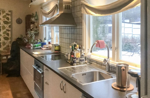 Look forward to an active family vacation in this cottage in quiet Viggbyholm by lake Rönningesjön