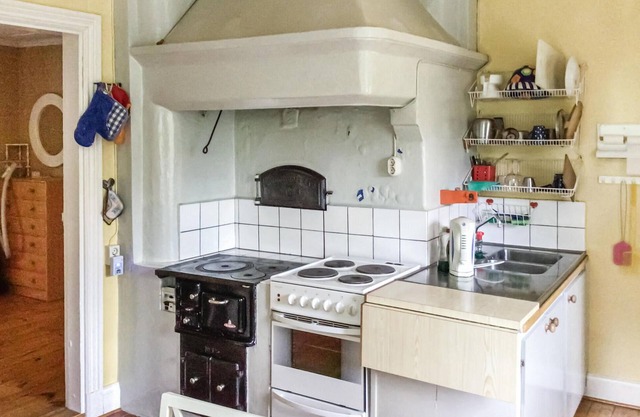 Look forward to this inviting vacation home with a large garden near the lake