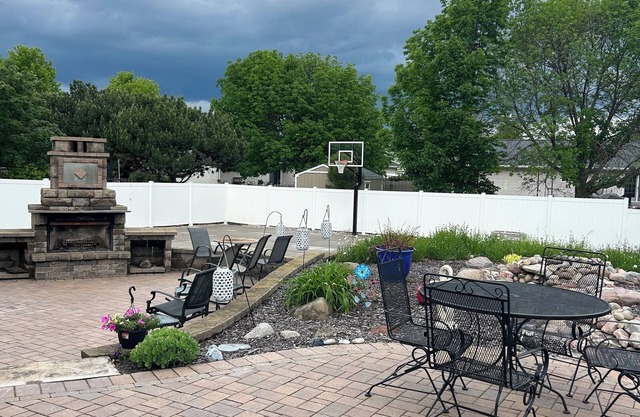 Looking for EAA RENTERS! Great location 30 mins from EAA grounds. Outdoor gril!