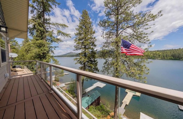 Loon Lakeside, Dockside Retreat