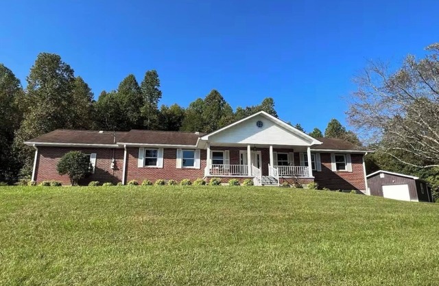 3-bedroom house in charming Oneida with AC