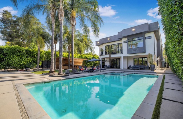 Louise Modern - Luxury Smart Estate in Encino w/ Pool, Gym & Spa