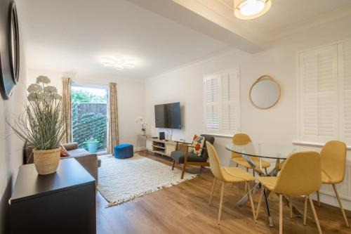 Lovely 1 Bed Apartment With FREE PARKING & Garden