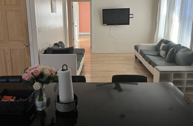 Lovely 1 Bedroom Apartment & Tesla Ride