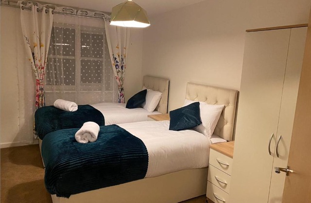 Lovely 2-Bed Serviced apartment with free parking