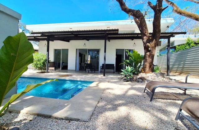 Lovely 2BR w/ Pool, Near Beaches