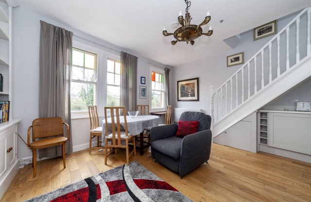 Lovely 3 BDR apartment w/free parking and garden