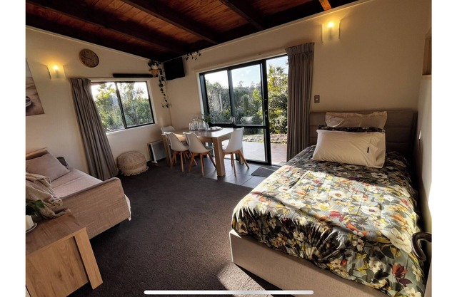 Lovely 3-bedroom bungalow over looking gulf harbour.