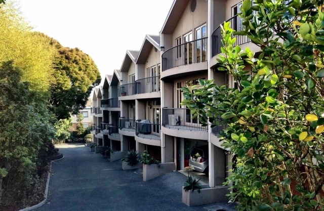 Preciosa casa adosada de 3 pisos en Remuera Road