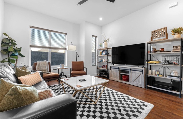 Lovely 4-bedroom townhome with Rooftop! Mins from DT!