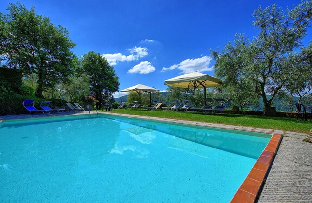 Hermoso apartamento con piscina, WIFI, TV, patio, vista panorámica, cerca de Greve In Chianti