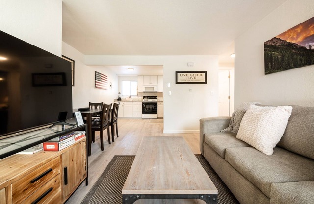 ◆ Lovely Apartment! Dog friendly - Sleeps 4 ◆