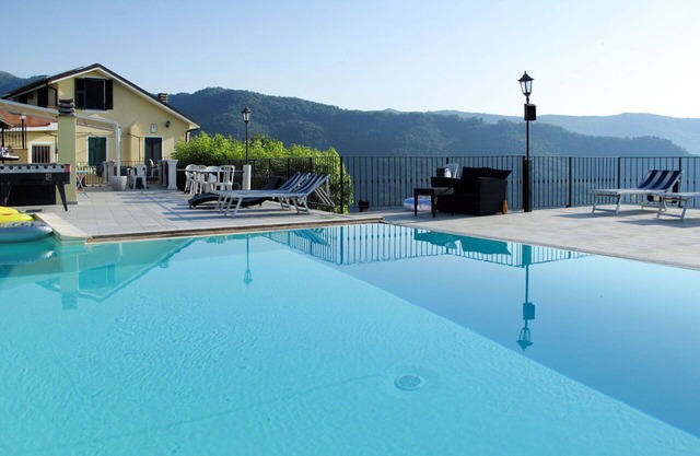 Hermoso apartamento para 4 personas con jacuzzi, A/C, WIFI, piscina, TV, patio y aparcamiento