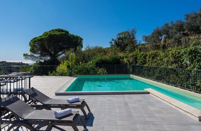 Precioso apartamento con bañera de hidromasaje, piscina, WIFI, TV, patio y aparcamiento