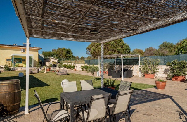Bonito apartamento en villa con WIFI, piscina, A/C, TV, patio y mascotas permitida