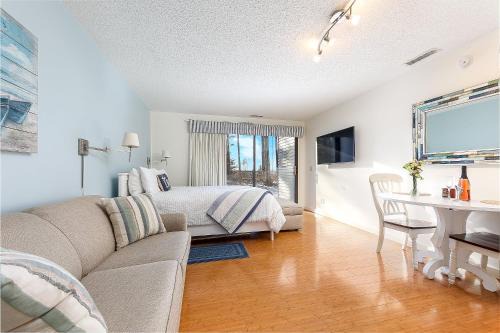 Lovely Beachside Studio at The Shores 5679