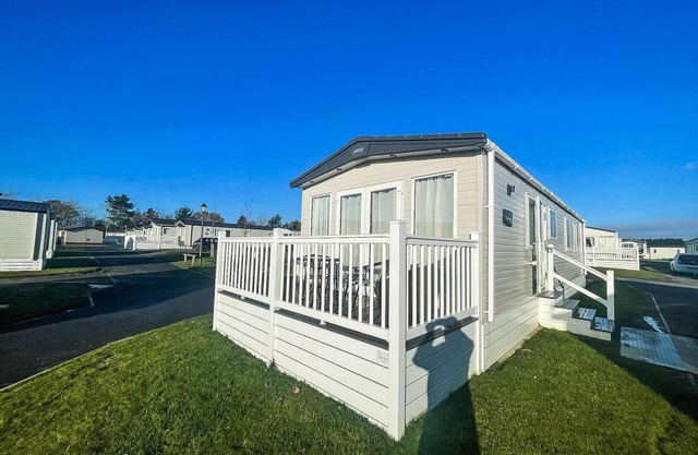 Lovely caravan with decking at Carlton Meres Holiday Park in Suffolk ref 60023CH