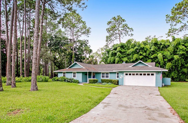 Lovely, dog-friendly home on 1 acre with fast WiFi & W/D - near the beach