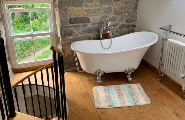 Lovely granite cottage close to Trefor Beach with excellent facilities